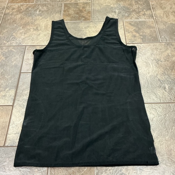 🔥3/$42 with FREE SHIPPING🔥 Classic Black Sleeveless Top - Picture 1 of 3